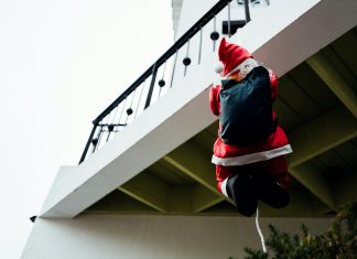 Heiligabend nicht einsam – sondern im Hotel Heiligabend nicht einsam: Heiligabend kommt der Weihnachtsmann. Foto: unsplash/rawwkim