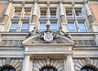 Hamburgs Gerichte verurteilen Heranwachsende meist nach Jugendstrafrecht Hamburgs Strafgerichte verurteilen Jugendliche meist nach Jugendstrafrecht.