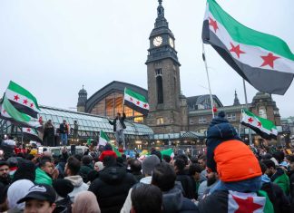 Tausende feiern in Hamburg Sturz Assads In Hamburg wurde der Sturz von Machthaber Assad gefeiert.