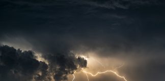 Ein dunkler Himmel mit Unwetter und Blitzen. Sturmböen in Hamburg erwartet.