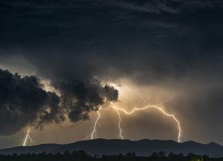 Starke Sturmböen in Hamburg Ein dunkler Himmel mit Unwetter und Blitzen. Sturmböen in Hamburg erwartet.