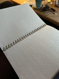 Ein Buch für blinde und sehbehinderte Menschen in Brailleschrift. Foto: Luna Baumann Dominguez