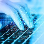 Digitale Behörde dank KI? Das planen Hamburgs Parteien Finger tippen auf einer Tastatur. Blauer Filter auf dem Bild. Verwaltung bald mit KI.