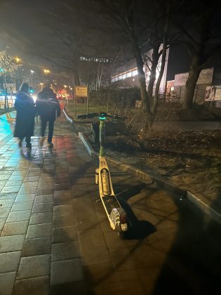 E-Roller auf dem Gehweg.