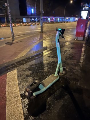 E-Roller auf dem Gehweg.