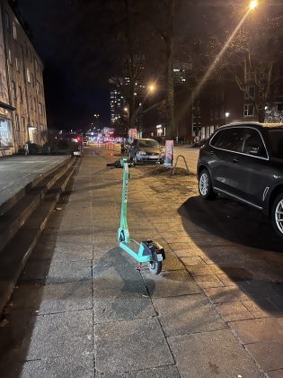 E-Roller auf dem Gehweg.