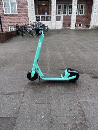 E-Roller auf dem Gehweg.