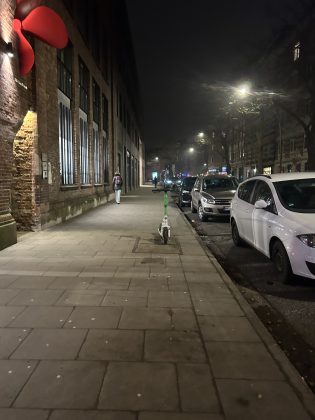 E-Roller auf dem Gehweg.