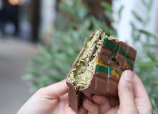 460 Tafeln Dubai-Schokolade droht Vernichtung Zwei Hände halten eine in der Mitte gebrochene Tafel Dubaischokolade in die Kamera.