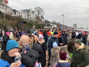 Eine große Menschenansammlung trifft sich am Elbstrand um die Eisbadenden anzufeuern. Foto: Eisbademeisters Hamburg