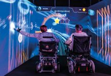 KI und Games zur Therapie: Hier zocken Senioren Seniorinnen sitzen in einem digitalen Spielwürfel.