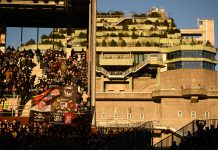 Ein Stadion, viele Besitzer: Warum St. Pauli als Vorbild für andere Clubs taugt Fans des FC St. Pauli auf der Tribüne des Millerntor Stadions. Im Hintergrund der Bunker auf dem Heiligengeistfeld.