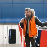 Unsichtbare Wege – Hamburgs Straßen als Blinder Fotocollage von André, einer U-Bahn und einem Geländer mit Braille-Schrift.