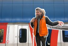 Unsichtbare Wege – Hamburgs Straßen als Blinder Fotocollage von André, einer U-Bahn und einem Geländer mit Braille-Schrift.