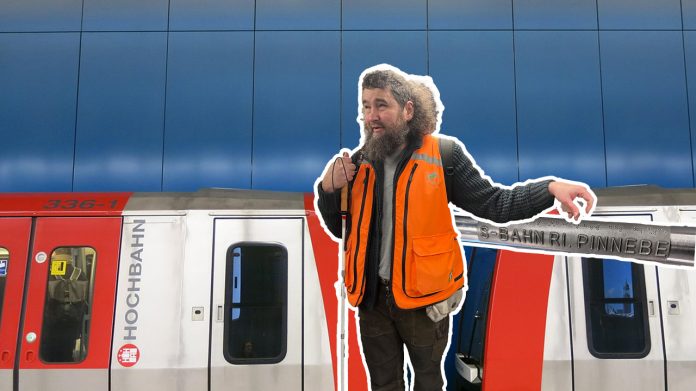 André unterwegs Fotocollage von André, einer U-Bahn und einem Geländer mit Braille-Schrift.