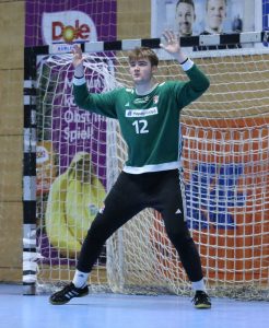 Handball-Torwart Finn Knaack steht im Tor und macht sich für seinen Einsatz bereit.