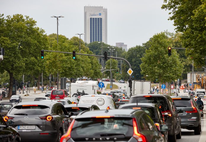 Hamburger Autofahrer*innen verlieren 44 Stunden im Stau