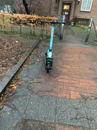 E-Roller auf dem Gehweg.