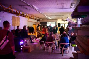 Die Lagerhalle während der Einweihungsfeier. Foto: Leon Salner