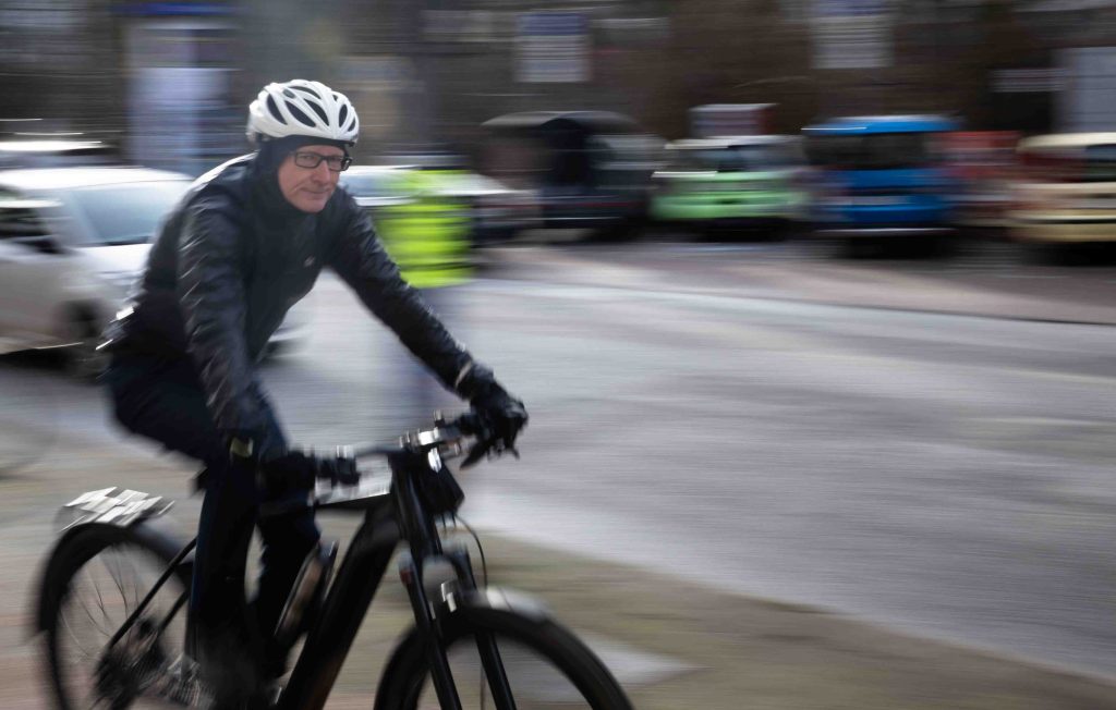 Radfahren in Hamburg: Thomas Lütke auf seinem Fahrrad in Hamburg.