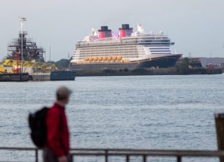 Hamburg: Kreuzfahrt-Tourismus boomt Ein Kreuzfahrtschiff im Hamburger Hafen. Foto: Bodo Marks/dpa.