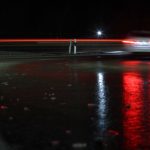Rutschige Straßen in Norddeutschland Glatteis auf der sich die Lichter des Autos spiegeln. Foto: Karl-Josef Hildenbrand/dpa.