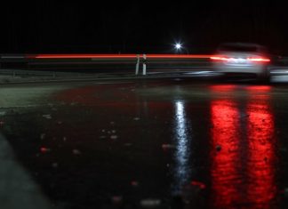 Rutschige Straßen in Norddeutschland Glatteis auf der sich die Lichter des Autos spiegeln. Foto: Karl-Josef Hildenbrand/dpa.