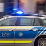 Eine Person durch Schüsse am Hansaplatz verletzt Polizeilicht und Polizeiauto