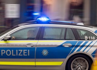 Eine Person durch Schüsse am Hansaplatz verletzt Polizeilicht und Polizeiauto