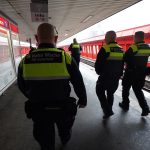 Angriffe auf Mitarbeitende im ÖPNV nehmen zu Mitarbeiter der S-Bahn Wache auf einem Bahnsteig.