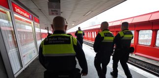 Mitarbeiter der S-Bahn Wache auf einem Bahnsteig.