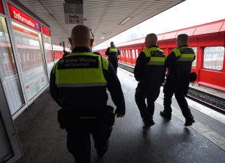 Angriffe auf Mitarbeitende im ÖPNV nehmen zu Mitarbeiter der S-Bahn Wache auf einem Bahnsteig.