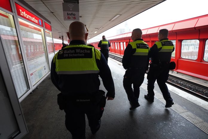 Mitarbeiter der S-Bahn Wache auf einem Bahnsteig.