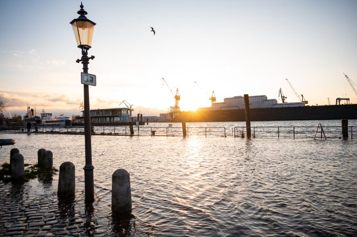 Sturmflutwarnung: Wasser der Elbe steigt erneut