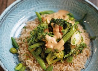 Veganuary in Hamburgs Mensen: Mehr pflanzliche Vielfalt im Januar Veganuary in den Haburger Mensen: Ein grüne Gemüsepfanne mit Erdnusssauce und Vollkornreis von oben fotografiert.