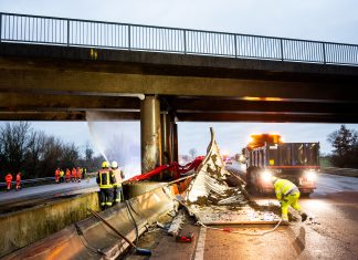 Nach Lkw-Unfall auf A1: Autobahn wieder frei Einsatzkräfte stehen auf der Autobahn 1 nach einem Unfall an einer Brücke. Ein Lastwagen ist wegen eines geplatzten Reifens gegen die Brücke geprallt, dabei wurden 18 Menschen in anderen Fahrzeugen wurden leicht verletzt.