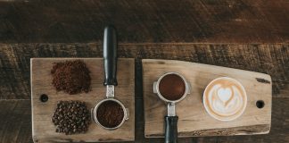 Kaffeebohnen, Kaffeepulver und ein fertig zubereiter Kaffee von oben.