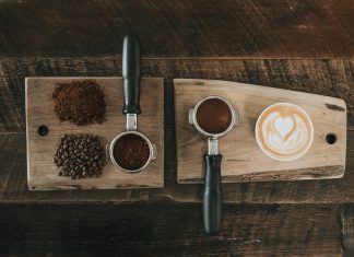 Hamburgs beste nachhaltige Cafés und Röstereien im Überblick Kaffeebohnen, Kaffeepulver und ein fertig zubereiter Kaffee von oben.
