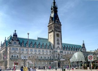 Bürgerschaftswahl 2025: Briefwahl, Fristen und Themen Ein Foto vom Hamburger Rathaus.