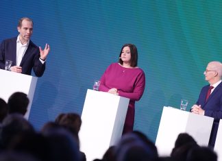 Erstes Triell der Hamburger Parteien endet unentschieden Bild von Peter Tschentscher (SPD), Katharina Fegebank (Bündnis 90/Die Grünen) und Dennis Thering (CDU) bei der Diskussionsrunde "Das Triell" zur Bürgerschaftswahl im Börsensaal der Handelskammer Hamburg.