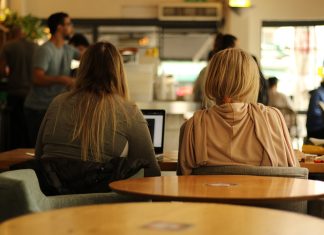 Ein Drittel der Studis im Norden wohnt bei Eltern Zwei Studierende, die in einem Café sitzen. Etwa ein Drittel der Studierenden im Norden wohnt noch bei ihren Eltern.