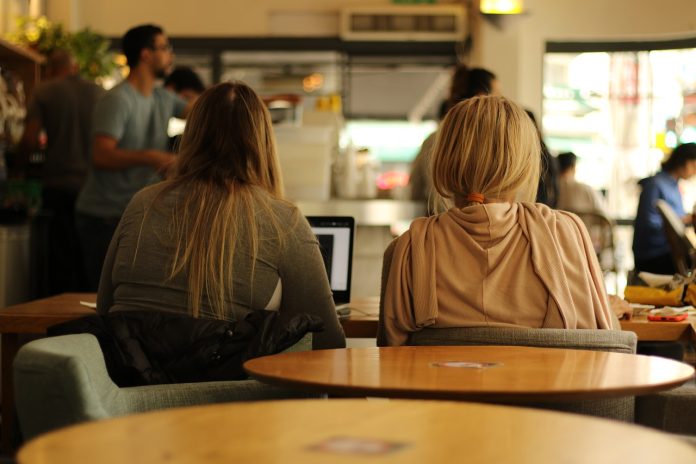 Zwei Studierende, die in einem Café sitzen. Etwa ein Drittel der Studierenden im Norden wohnt noch bei ihren Eltern.