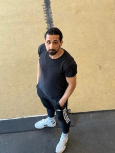 Dabke Trainer Ali Ahmad in Tshirt, Trainingshose und Turnschuhen.