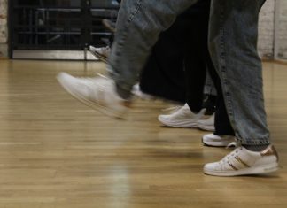 Dabke: Wie eine internationale Sprache Mehrere Füsse tanzen den Grundschritt des Ringtanzes Dabke.