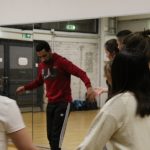 Ringtanz Dabke Trainer Ahmad mit Gebetskette und Kursbesuchende