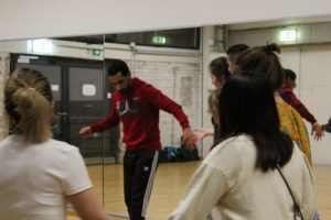 Trainer Ali Ahmad tanzt mit Kursteilnehmenden den Ringtanz Dabke.