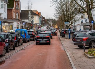 Hamburgs gefährlichste Straße – vom Unfallhotspot zum Einkaufsparadies Autoverkehr und Parkplätze in der Waitzstraße in Hamburg Othmarschen