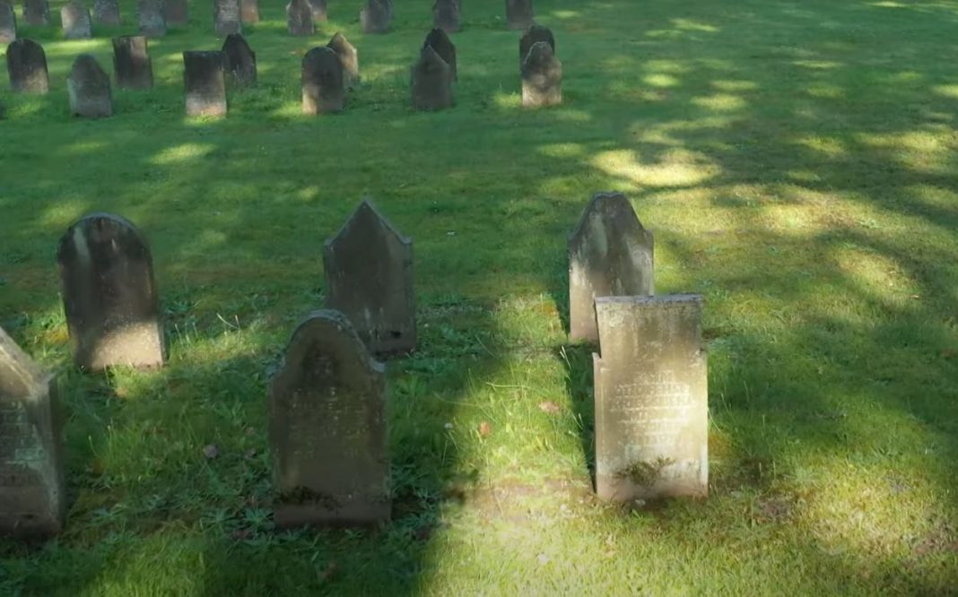 Gräber auf dem Friedhof Ohlsdorf.