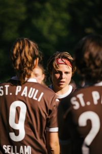 Carlotta Kuhnert beim einem Fußballspiel auf dem Platz. Foto: Eddy-@eddyphotogr