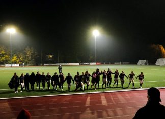 Frauenfußball: St. Pauli und sonst keine Die Frauenfußballmannschaft des FC St. Pauli nach dem Spiel vor der Fankurve